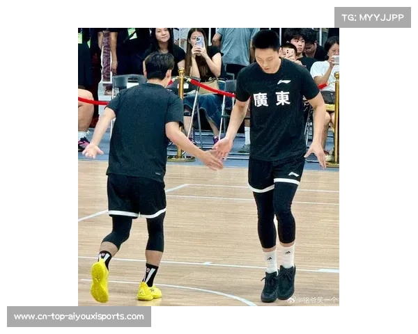 京粤战赵睿胡明轩对位，赛后拥抱显温情